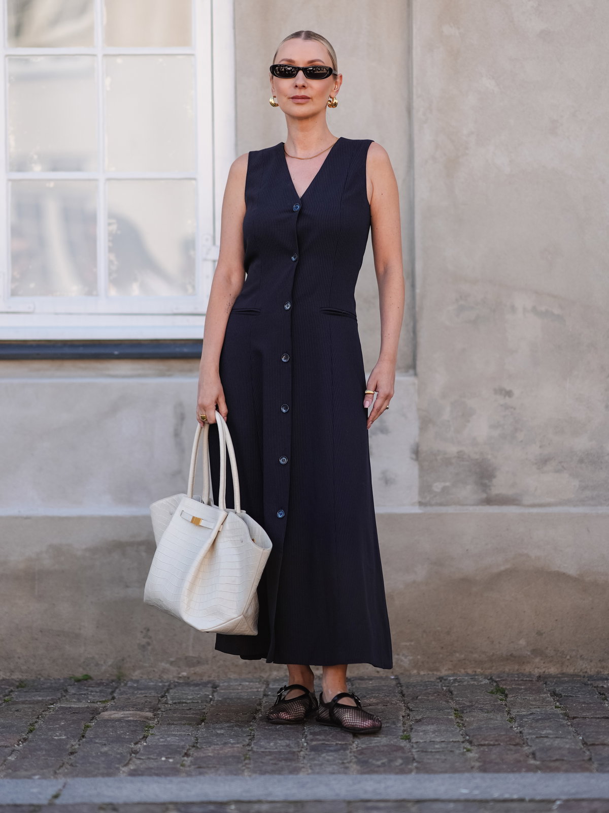 Frau trägt Ballerinas zum Kleid