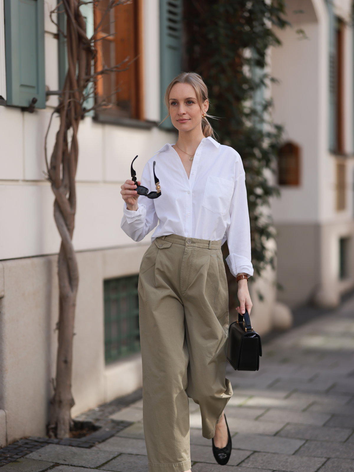 Frau in Hose und Ballerinas