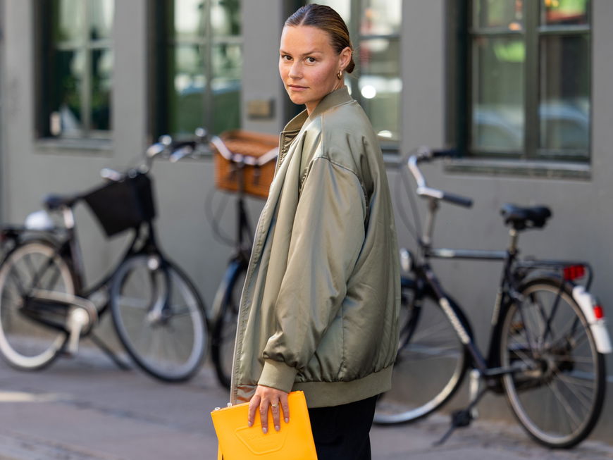 Frau mit Chelsea Boots