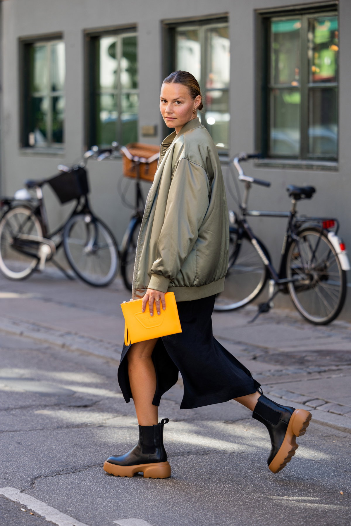 Frau mit Chelsea Boots