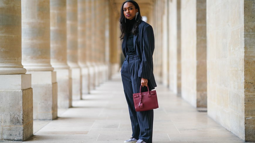 Dunkelblau kombinieren: Mit diesen Styling-Tipps wirkt der Farbton besonders elegant