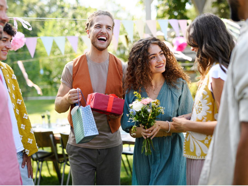 Gartenparty Gäste mit Geschenken