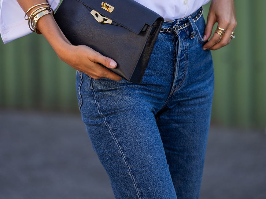 Jeans färbt ab: Frau mit dunkelblauer Jeans