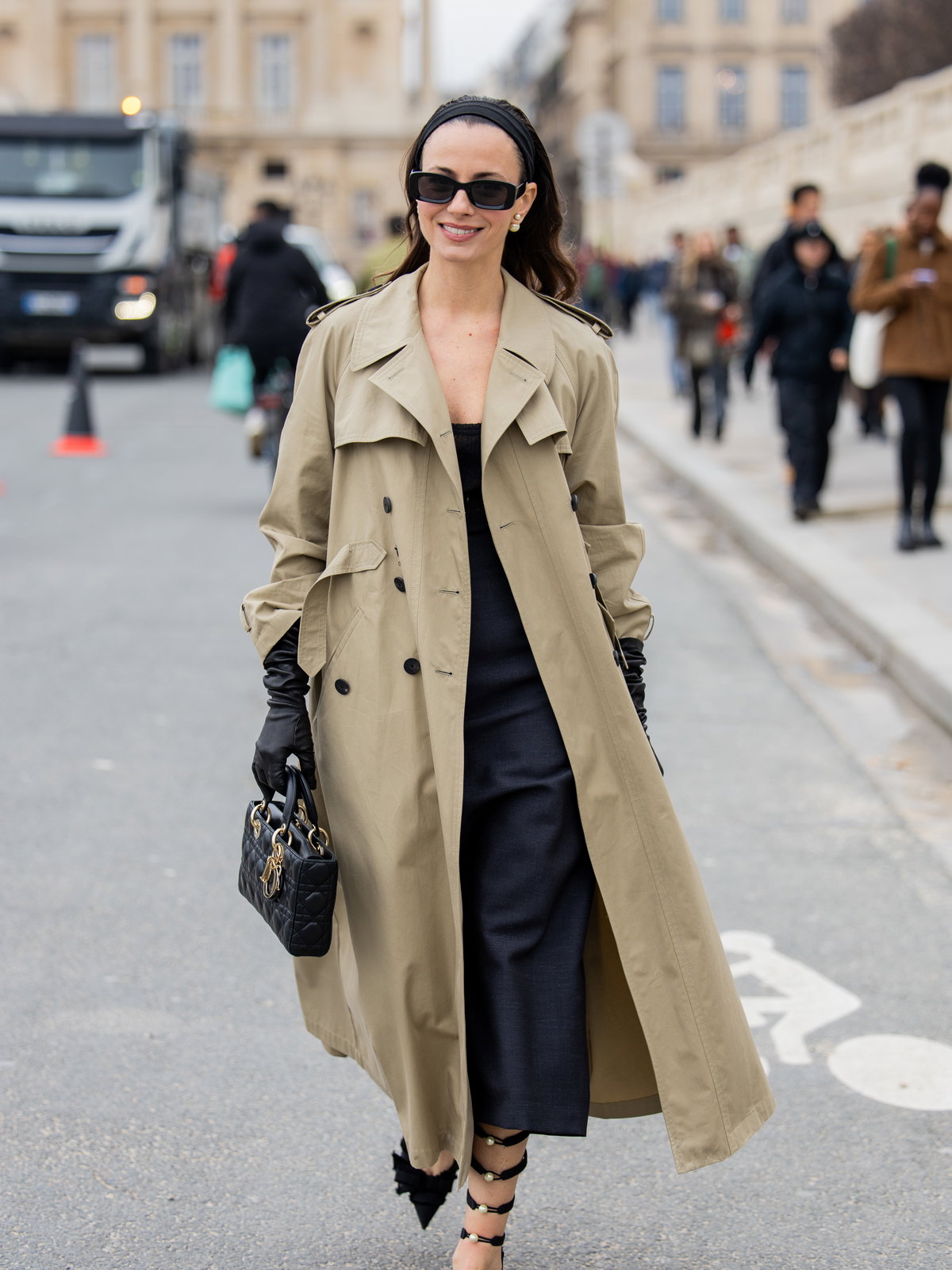 Frau in langem Kleid zum Trenchcoat