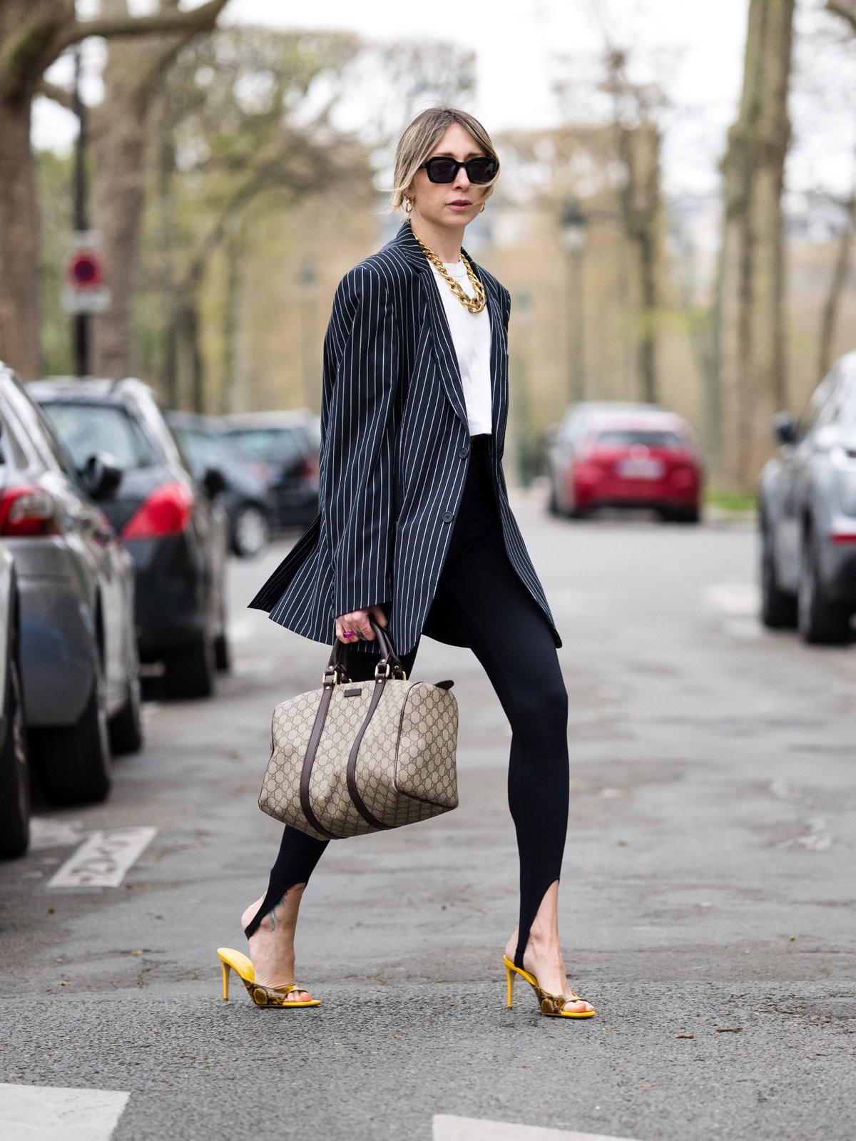 Frau in Leggings mit Blazer