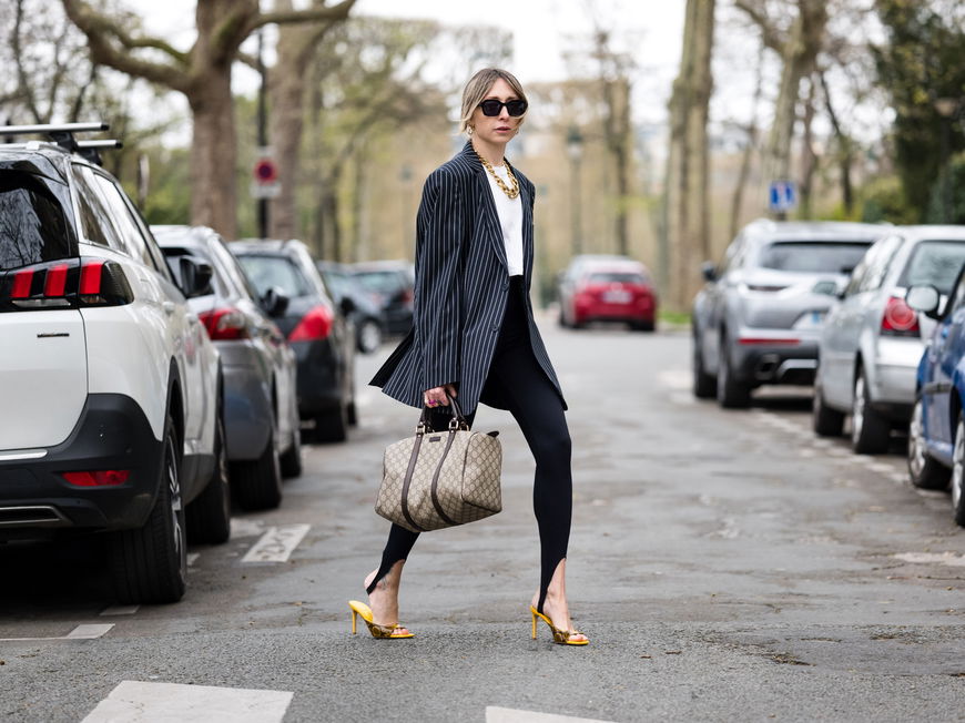 Frau in Leggings mit Blazer