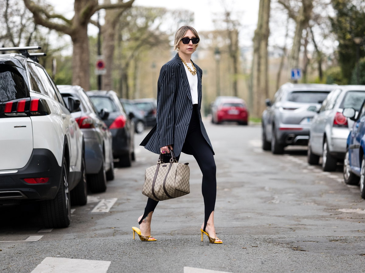 Frau in Leggings mit Blazer