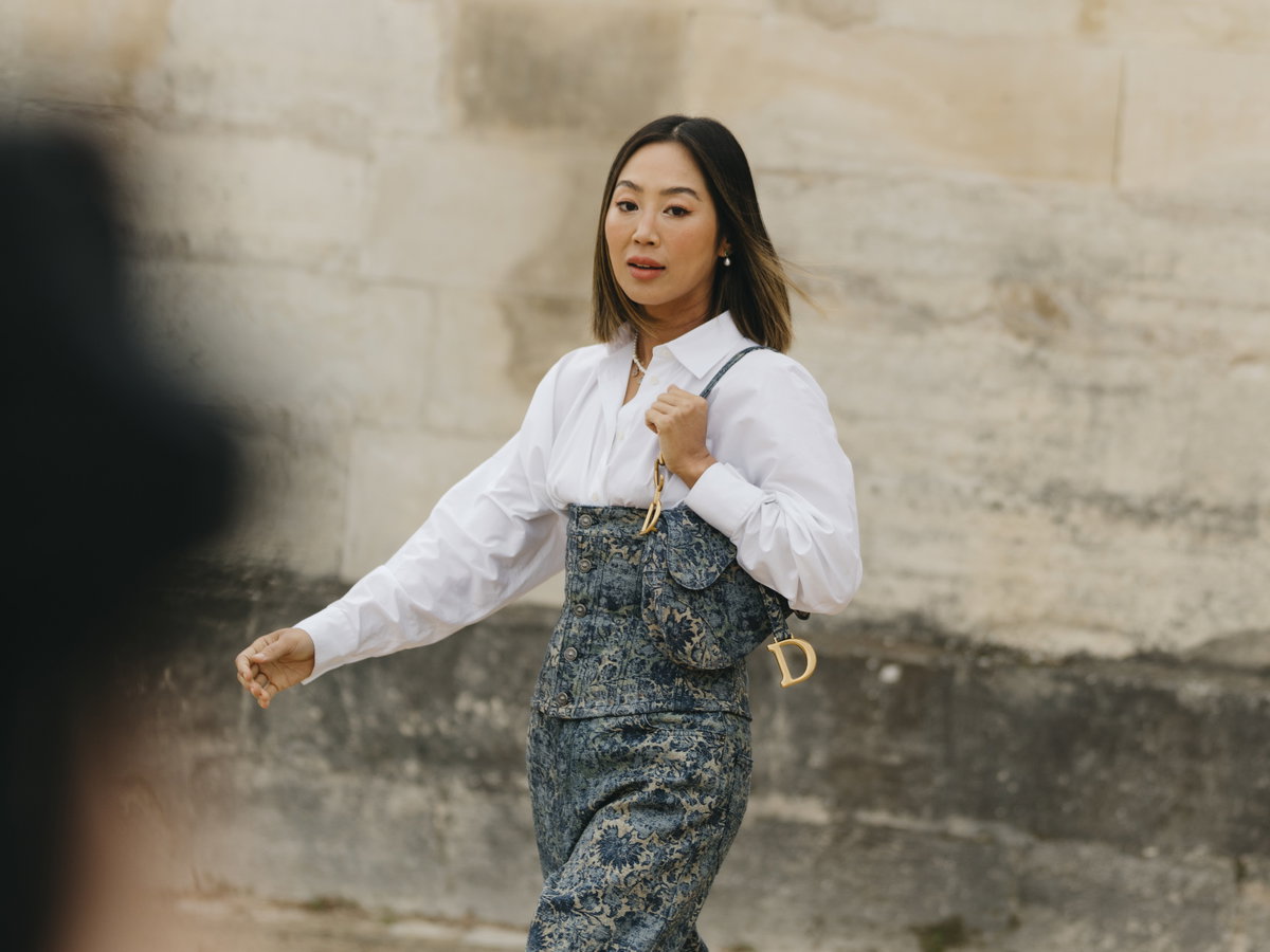Frau in Jeans und weißer Bluse