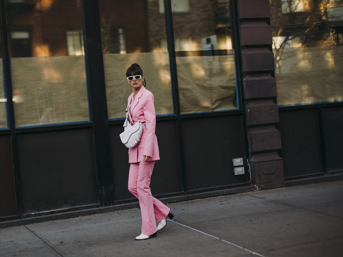 Frau in pinkfarbenem Look