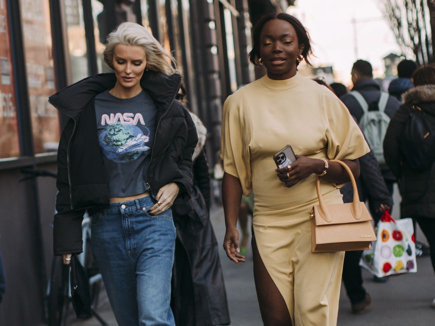 Zwei Frauen in Streetstyles