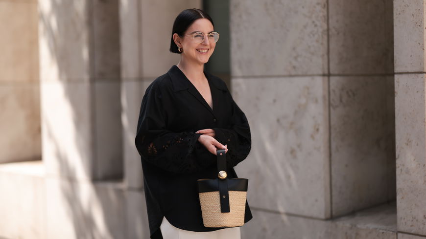 Schwarze Bluse kombinieren: Mit diesen Styling-Tipps klappt es elegant