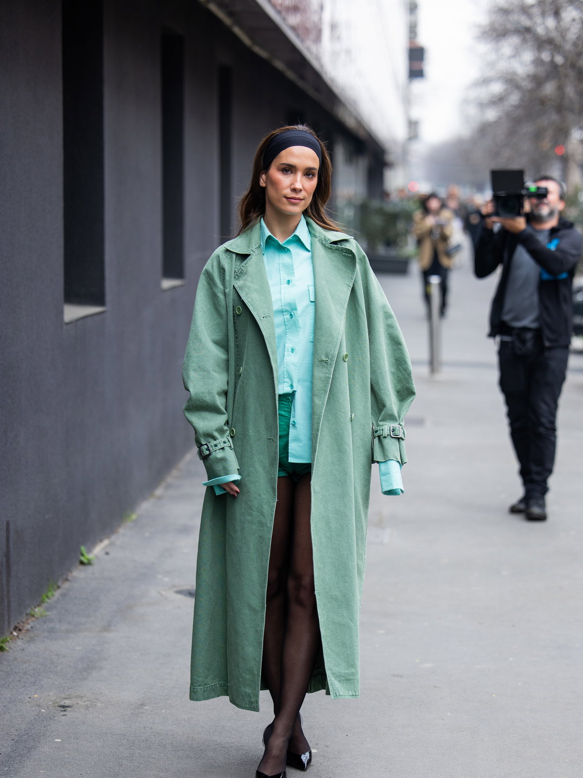 Frau in Shorts zum Trenchcoat