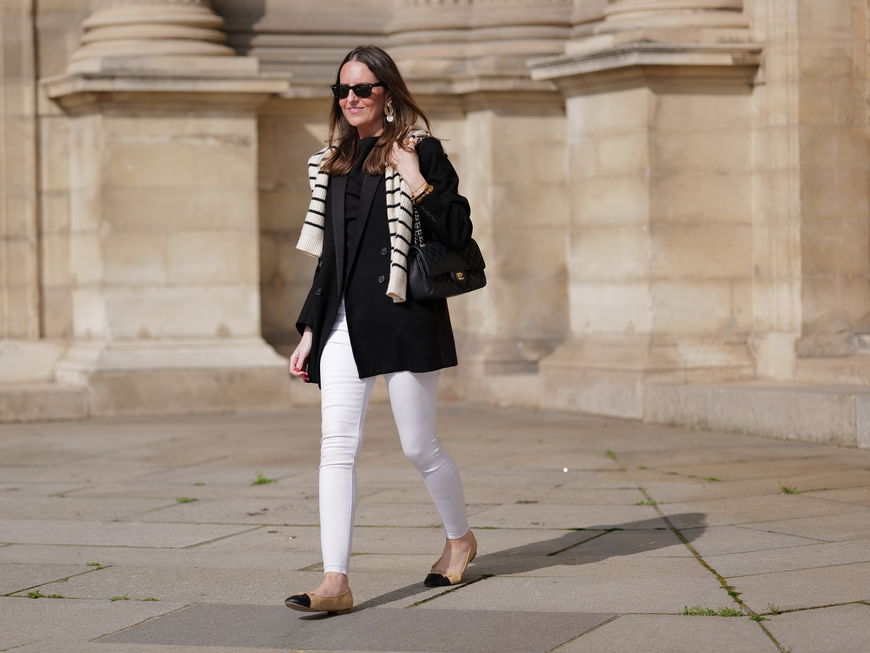 Frau in Skinny Jeans