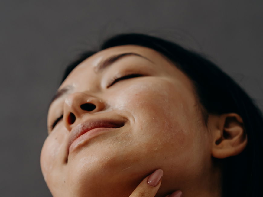 Frau traegt Sonnencreme auf