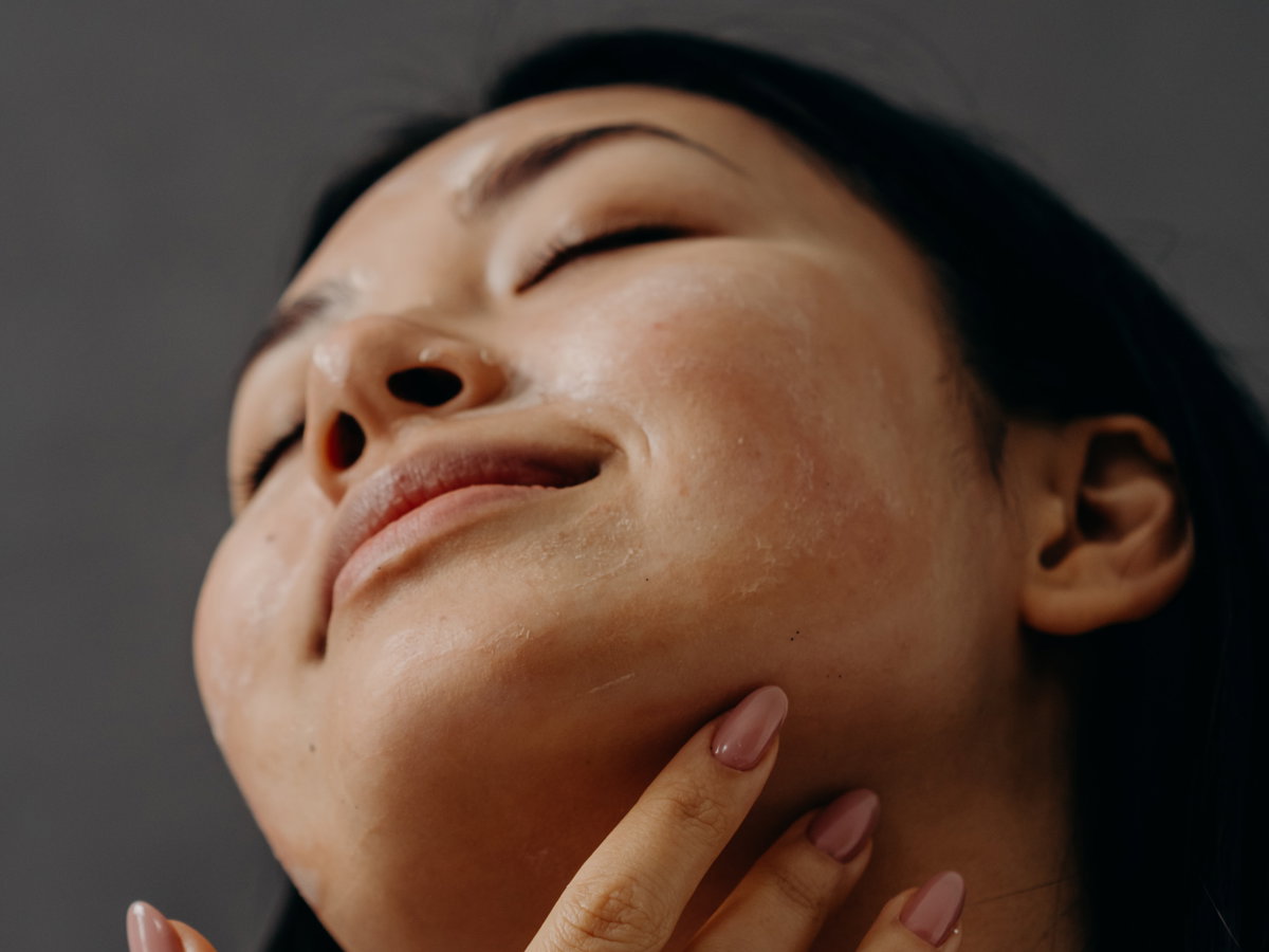 Frau traegt Sonnencreme auf