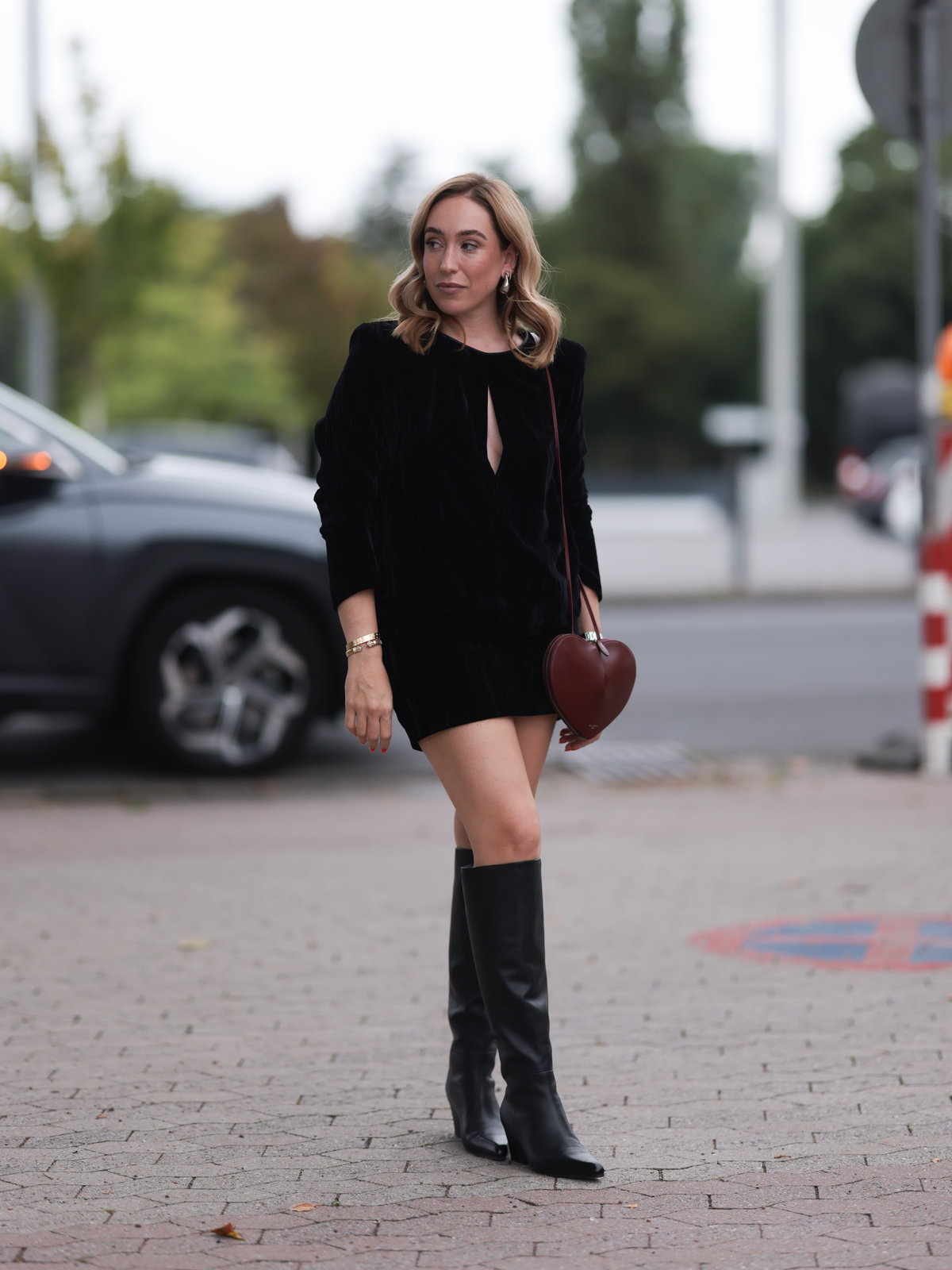 Sonia Lyson in einem Strickkleid