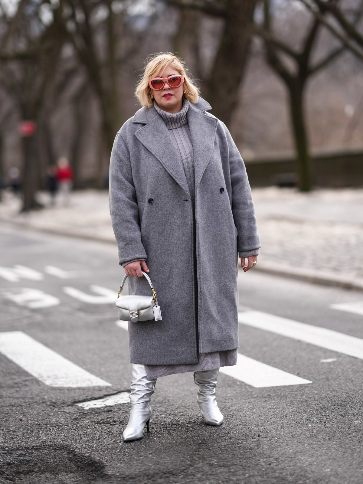 Frau trägt Strickkleid mit Wintermantel