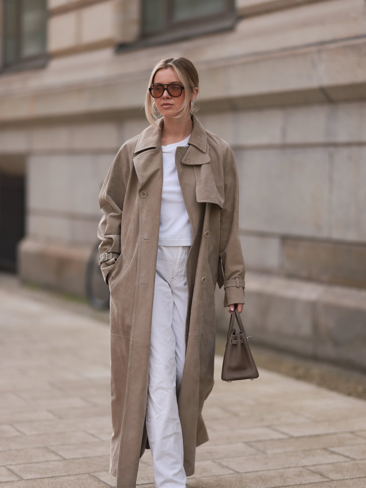 Isabelle Hartmann in einem Trenchcoat mit Jeans