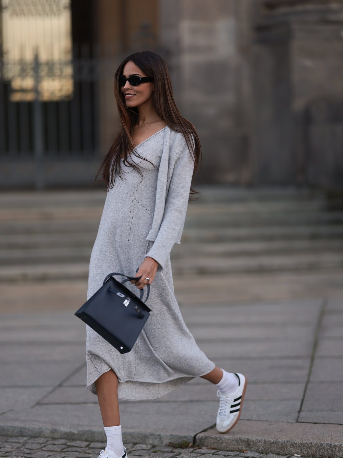 Frau mit Adidas Sneakern zum Strickkleid