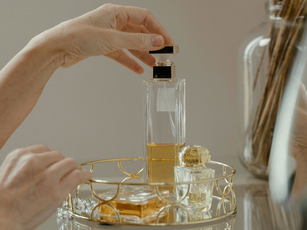 Frau greift nach Parfum