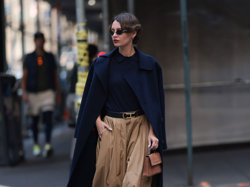 Frau in Herbst-Outfit