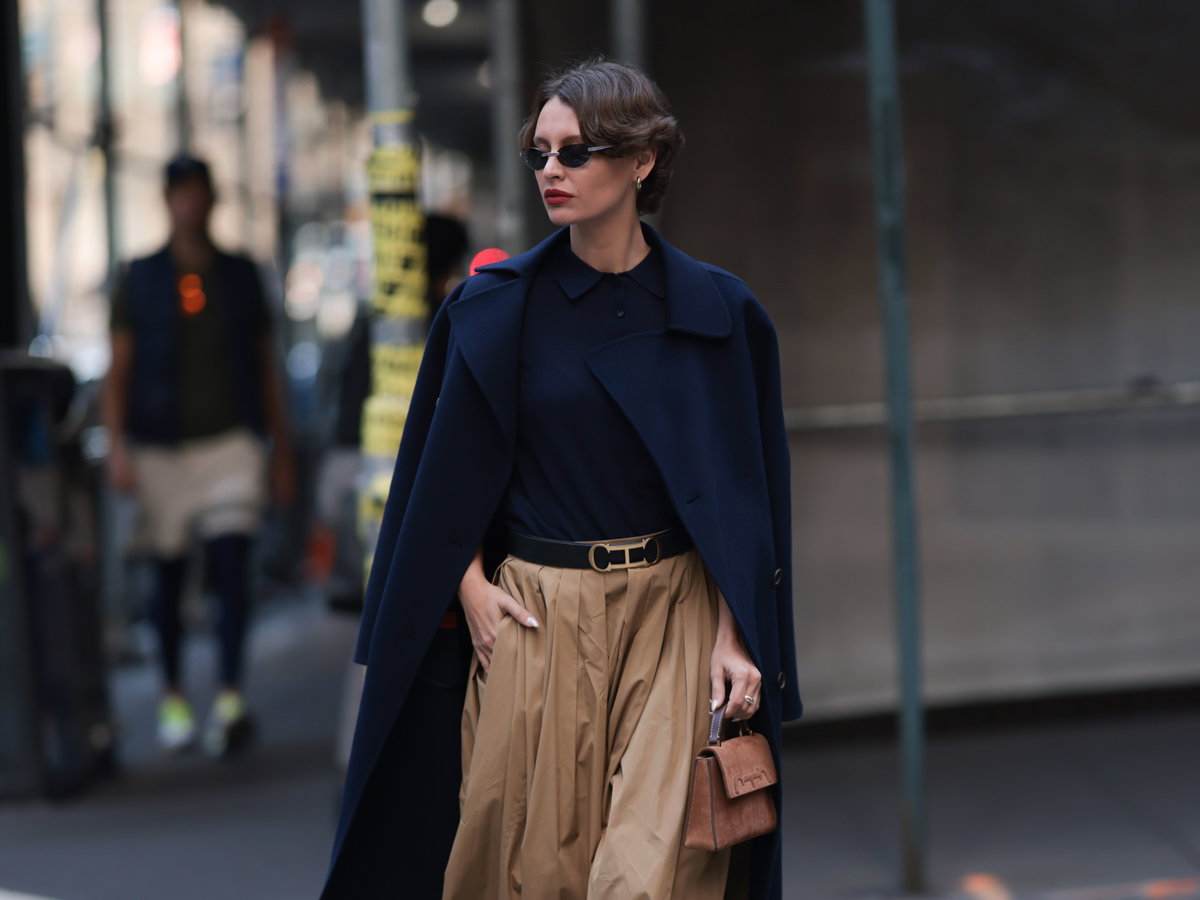 Frau in Herbst-Outfit