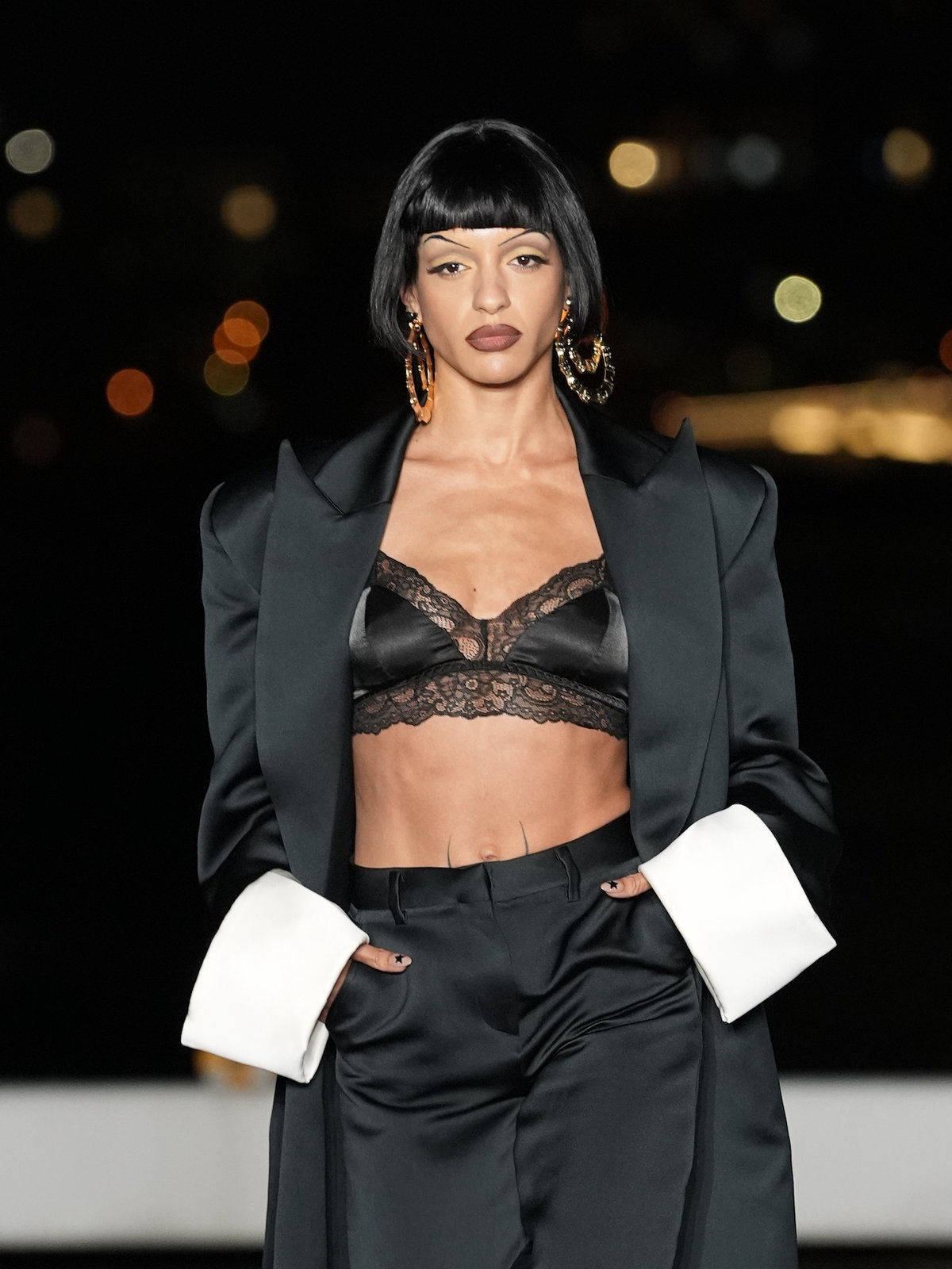 Model auf der New York Fashion Week im Dark Feminine Look