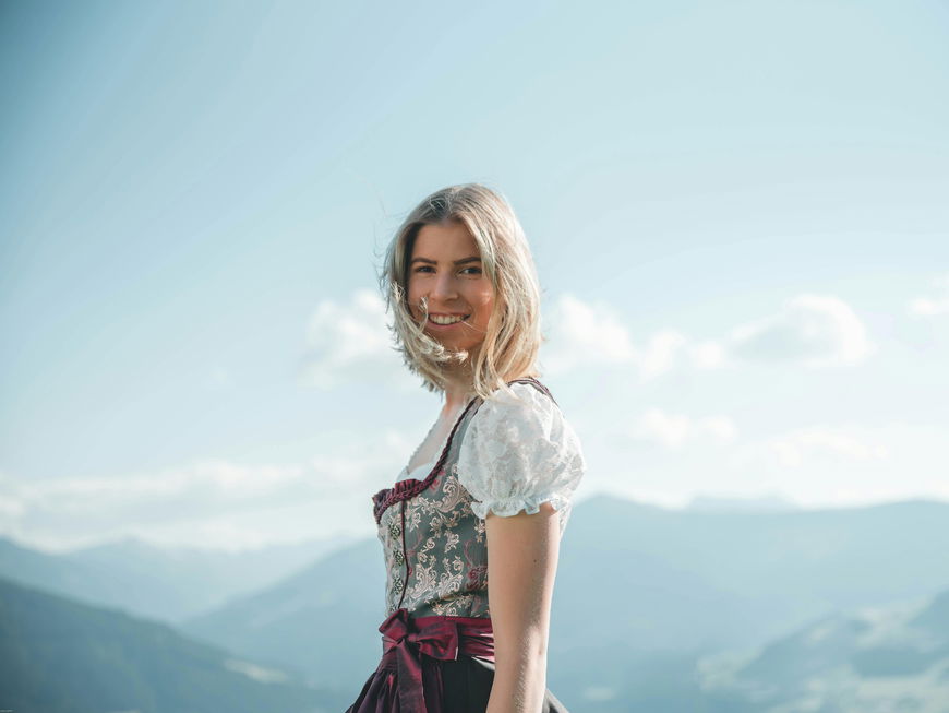Frau in einem Dirndl