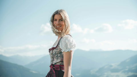 Wie trage ich mein Dirndl richtig? Tipps zur Passform und zum Binden der Schürze