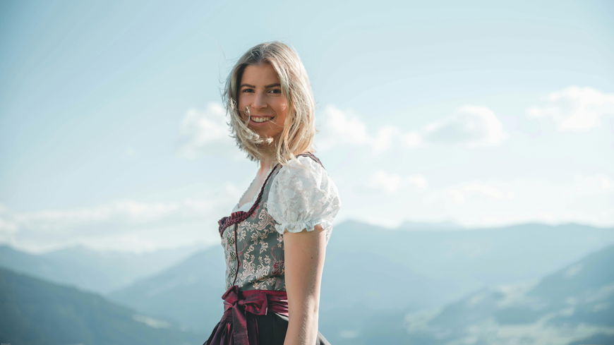 Wie trage ich mein Dirndl richtig? Tipps zur Passform und zum Binden der Schürze