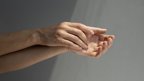 Mit diesen Hautpflege-Tipps wirken faltige Hände wieder frisch und jung
