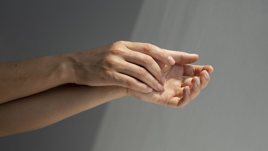 Mit diesen Hautpflege-Tipps wirken faltige Hände wieder frisch und jung