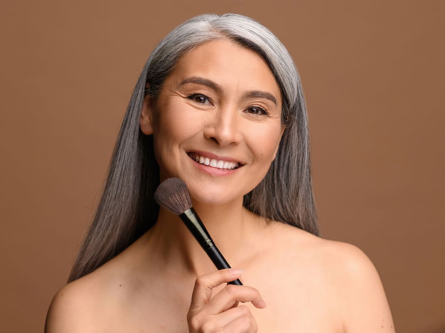 Ältere Frau mit Make-up Pinsel