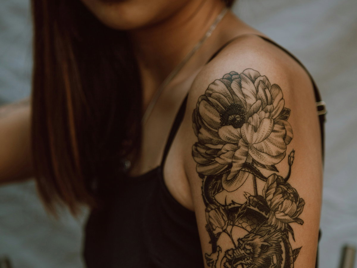Frau mit Tattoo