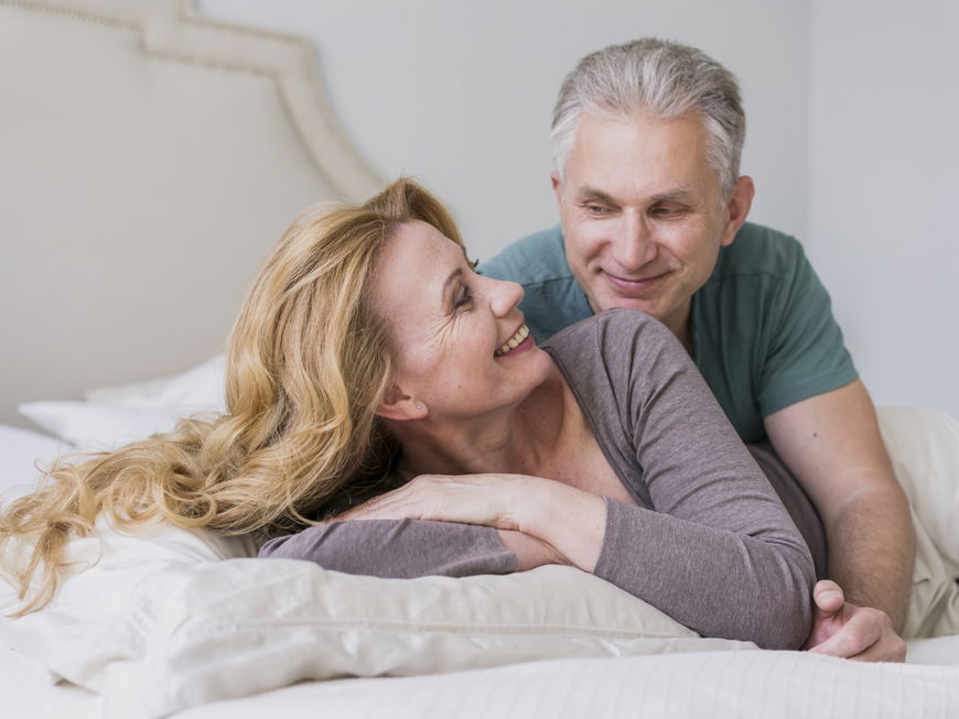 Älteres Pärchen im Bett