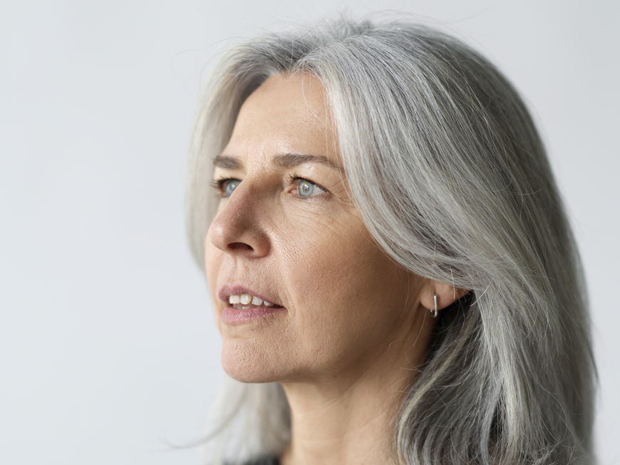 Frau mit grauen Haaren