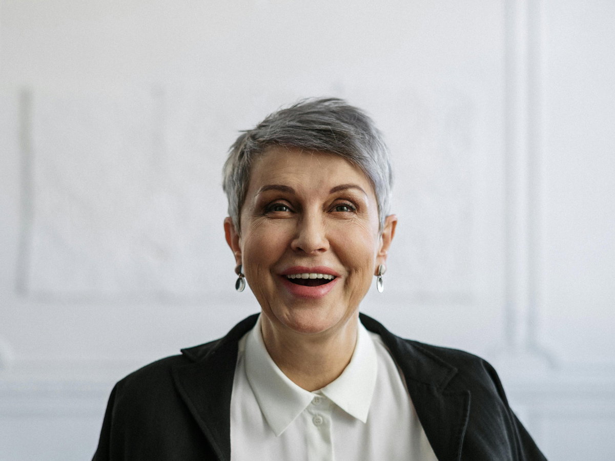 Frau mit grauen Haaren