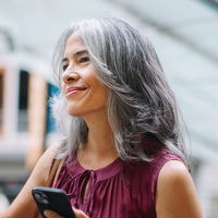 Diese stylishen Frisuren holen das Beste aus deinen grauen Haaren raus