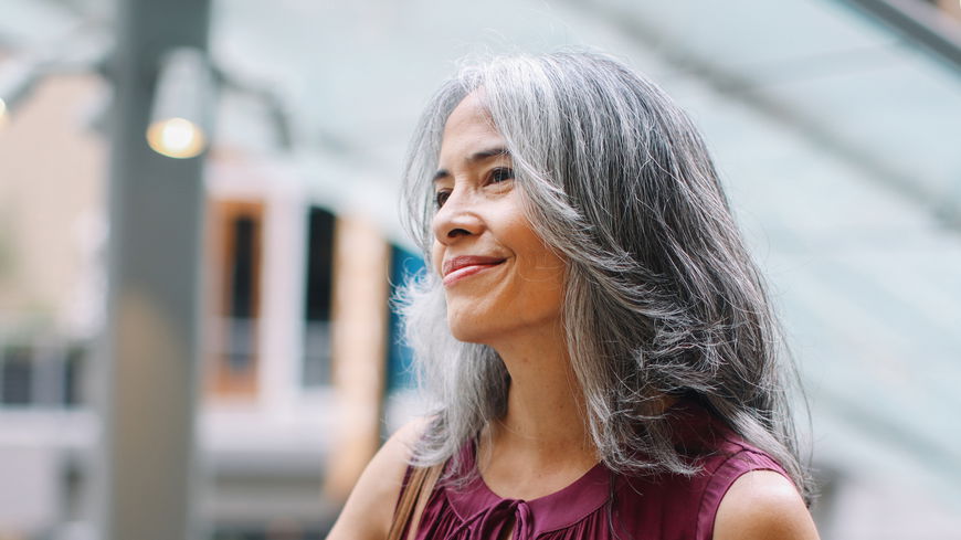 Diese stylishen Frisuren holen das Beste aus deinen grauen Haaren raus