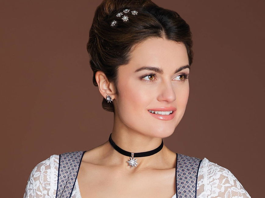 Frau mit Trachten-Haarschmuck