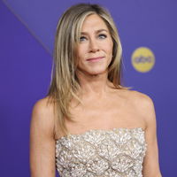 Jennifer Aniston ist im luxuriösen Naked Dress das Fashion-Highlight bei den Emmys 2024