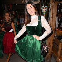 In DIESER Herbst-Trendfarbe glänzt Judith Williams auf dem Oktoberfest