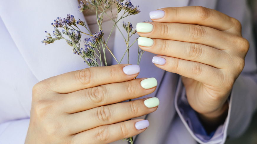 Bester langanhaltender Nagellack: Diese 5 Produkte zaubern dir Traumnägel, die nicht absplittern