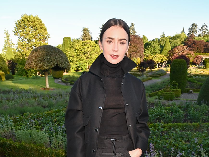 Lily Collins im Park