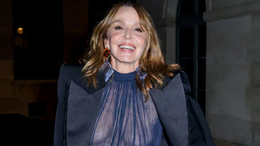 „Emily in Paris“-Star zieht mit diesem gewagten Fashion-Week-Outfit alle Blicke auf sich