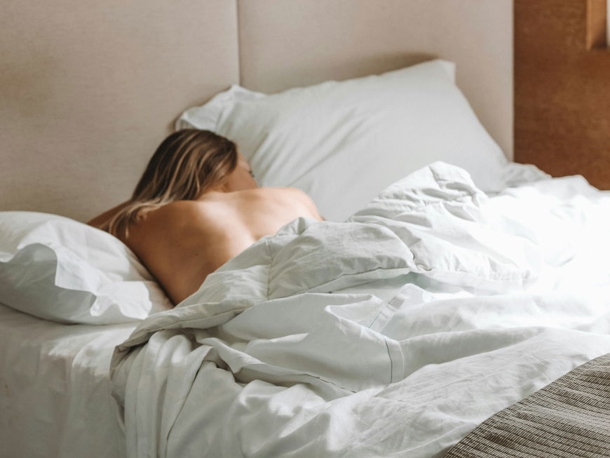 Frau allein im Bett