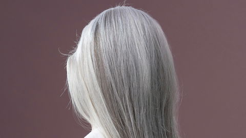 Shampoos für graue Haare sorgen für eine glänzende Silbermähne