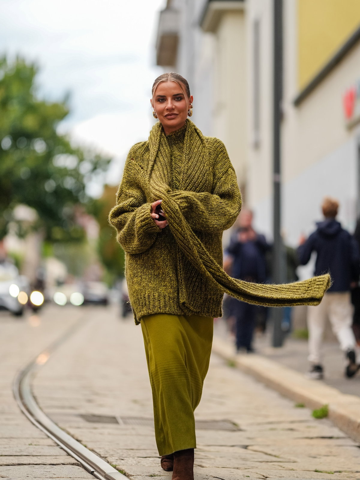 Veronica Ferraro mit grünem Pullover aus Strick.