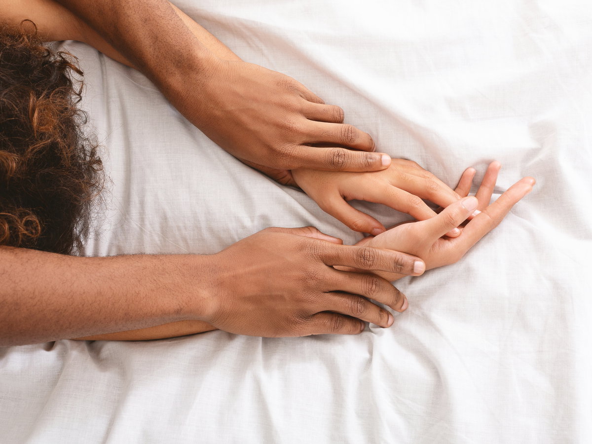 Mann und Frau zusammen im Bett