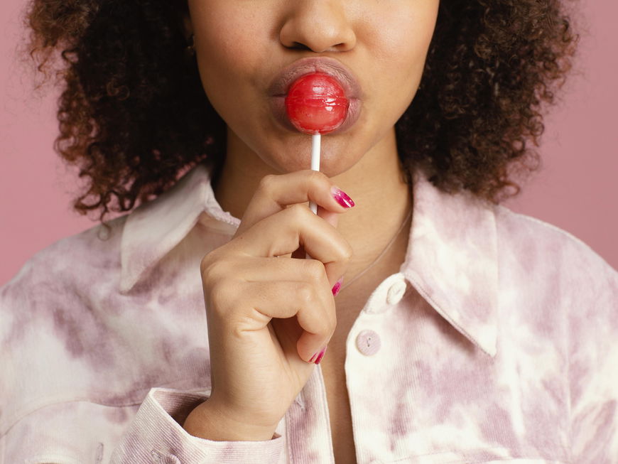 Frau lutscht Lolli
